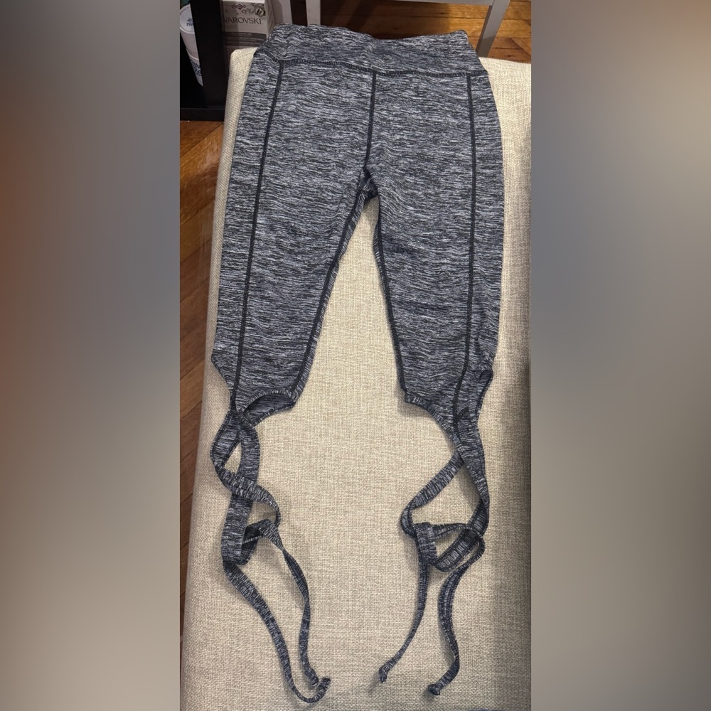 Capry Leggings with tie up Straps bottom